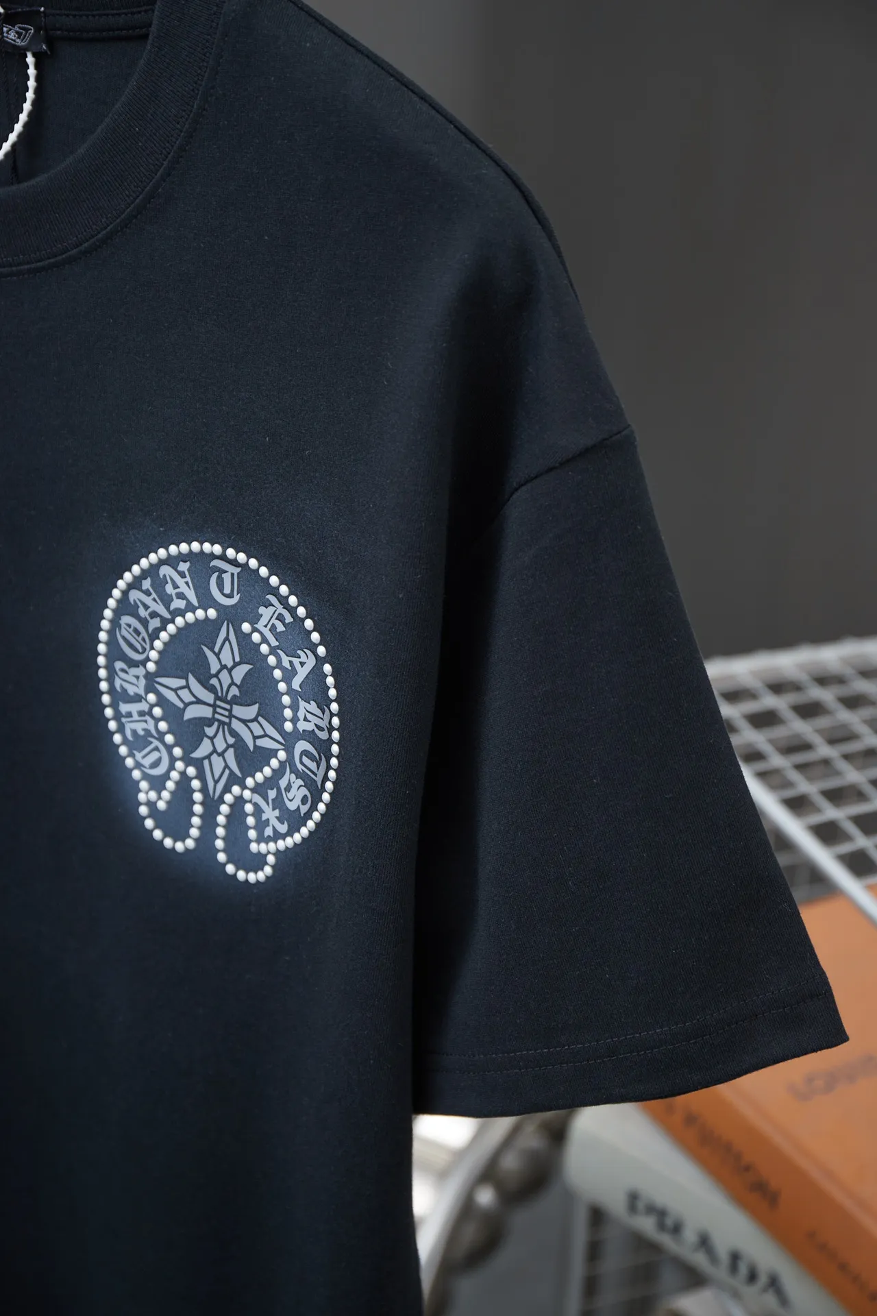 🅿️230 Ch*ome Hearte 25SS new style for early spring, Crow heart hot diamond short sleeves, light luxury, essential item for daily commuting for men and women, correct version, welcome to compare, detailed features · 320g 100% pure cotton double yarn jersey fabric · Custom dyed in the same vat, special thickened 32 pieces double-stranded 1X1 thread · Imported Australian matte pearlescent diamonds ➕artificial spray color ➕thick letter logo · Double-needle sewing and cross-seam technology · Original main mark, washed tag, brand moisture-proof paper packaging Color: black/white Size: S/M/L/XL